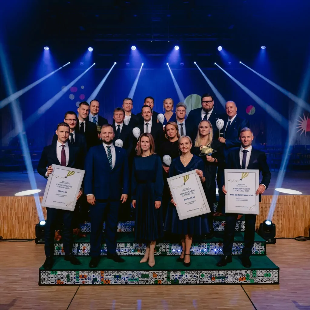 Ettevõtluskonkursi parimad koos peaminister Kaja Kallasega. Foto: EASi ja Kredexi ühendasutus