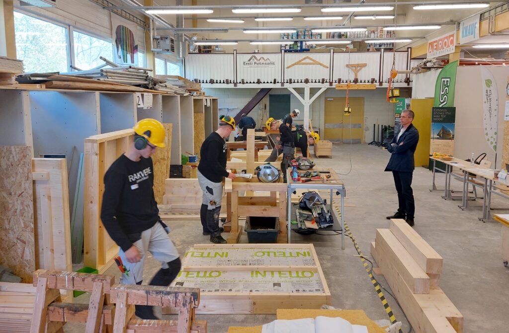 Noor Meister 2023 - ehituspuussepp ja puitmajaehitaja. Foto: Woodhouse Estonia