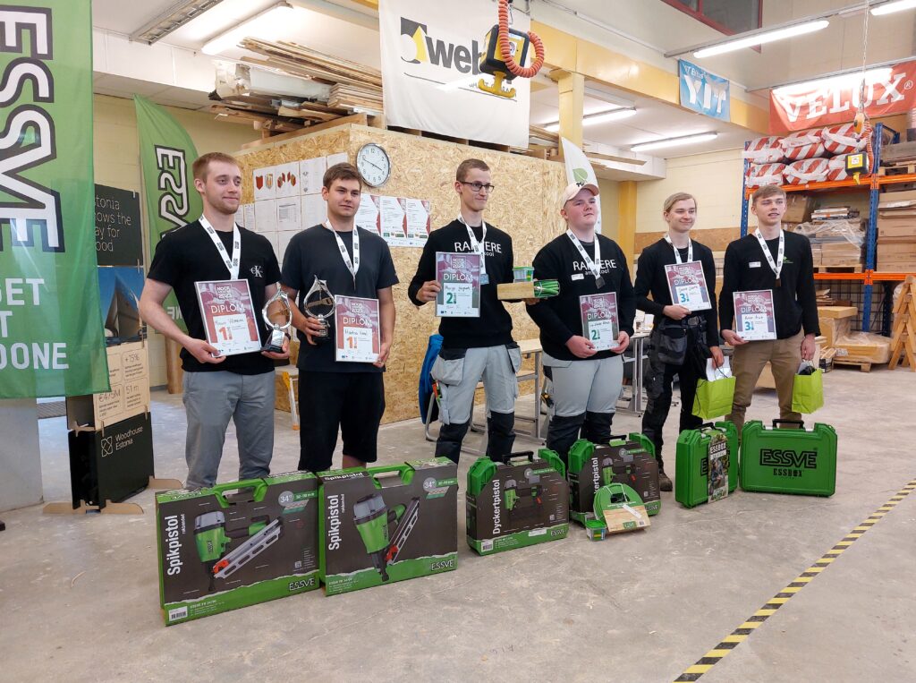 Noor Meister 2023 ehituspuusepp ja puitmajaehitaja kutsemeistrivõistluse võitjad. Foto: Woodhouse Estonia