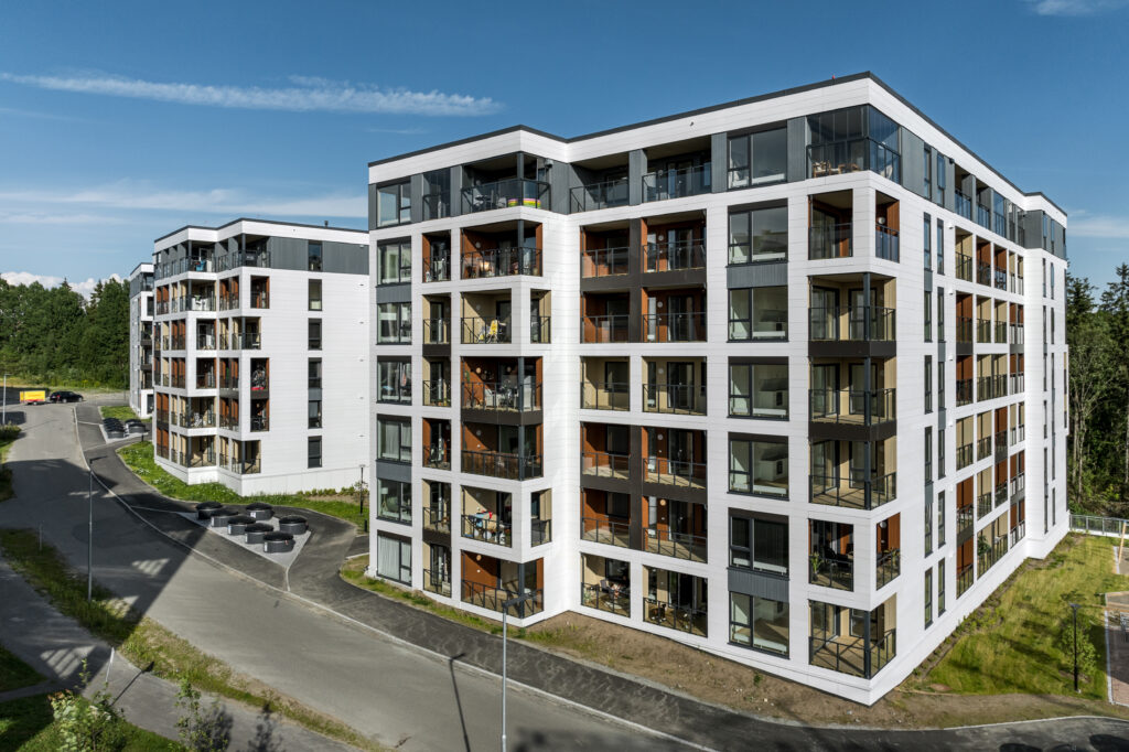 Aasta Tehasemaja 2025 konkursi üldvõitja - Kodumaja AS, kortermaja Norras. Hoone arhitekt: Rett Hjem Arkitekter. Foto: Kodumaja