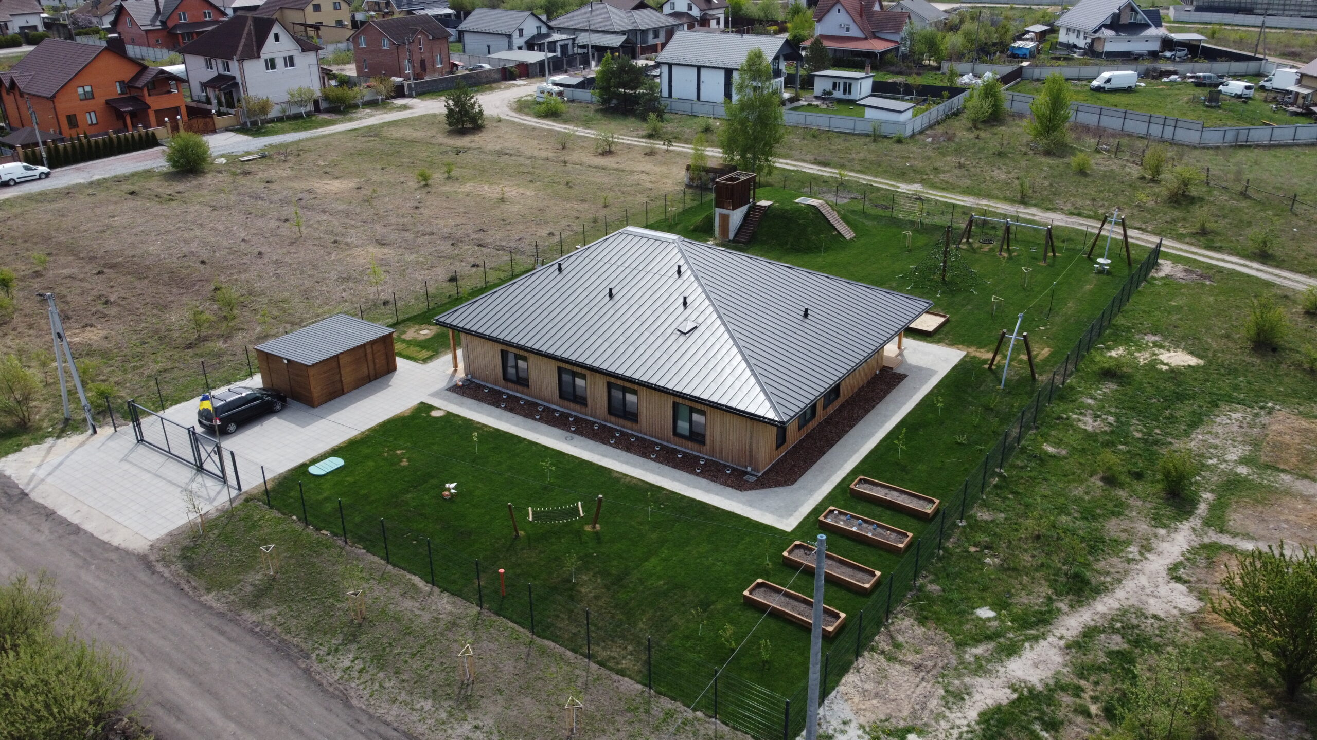 Aasta Tehasemaja 2025 konkursi "Parim arendus" võitja KMT Prefab OÜ - Perekodu Ukrainas. Hoone arhitektid: Anna Solts, Oksana Buziak, Jaan Kuusemets, Pakhomov Oleksii Volodymyrovych. Foto: Eesti Rahvusvahelise Arengukoostöö Keskus