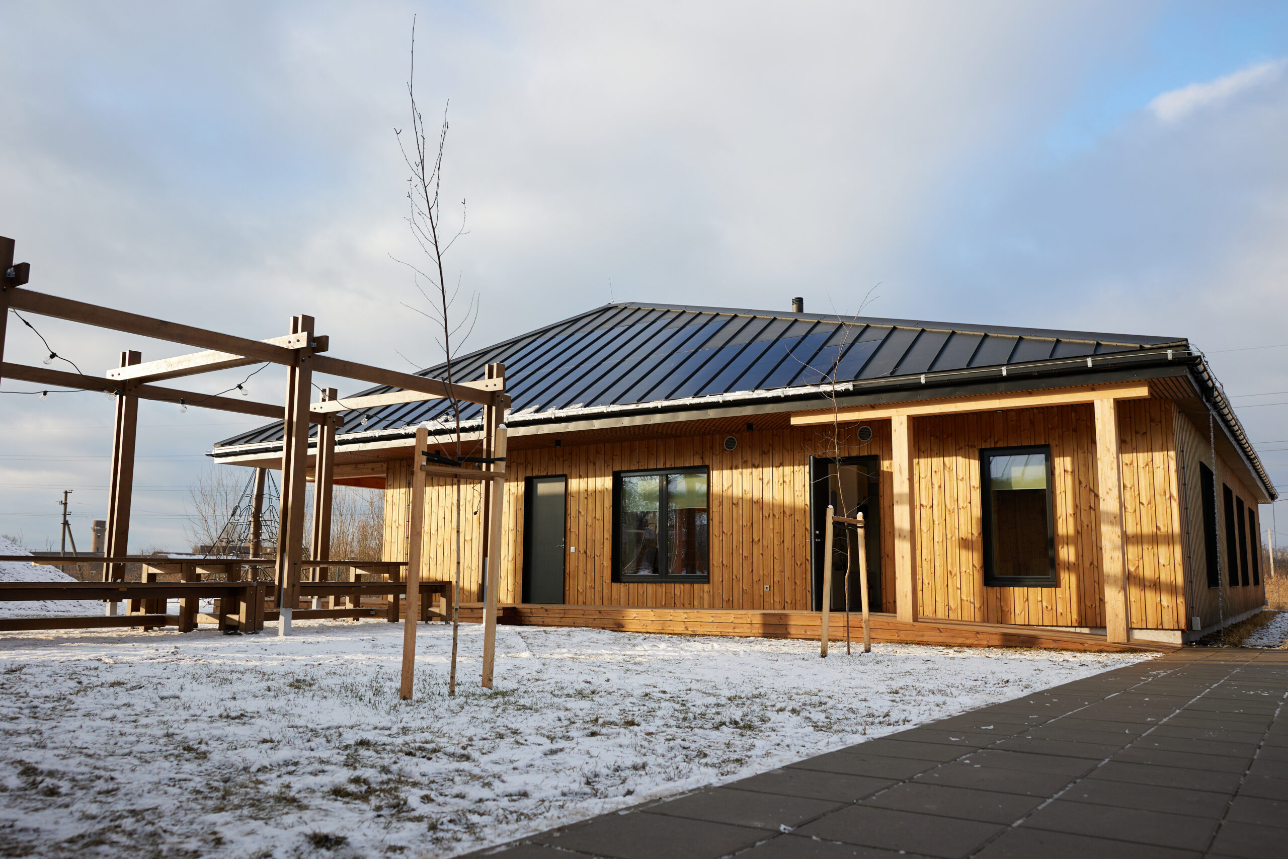 Aasta Tehasemaja 2025 konkursi "Parim arendus" võitja KMT Prefab OÜ - Perekodu Ukrainas. Hoone arhitektid: Anna Solts, Oksana Buziak, Jaan Kuusemets, Pakhomov Oleksii Volodymyrovych. Foto: Eesti Rahvusvahelise Arengukoostöö Keskus