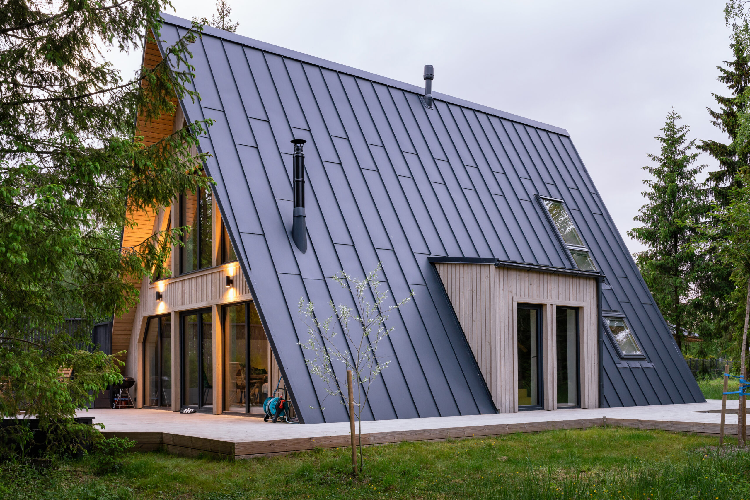 Avrame OÜ suvila Salmistus, Delfi moodnekodu.ee lugejate lemmik ja Nordic Renderi eripreemia Aasta Tehasemaja 2025 konkursil. Foto: Silvo Voznesenski