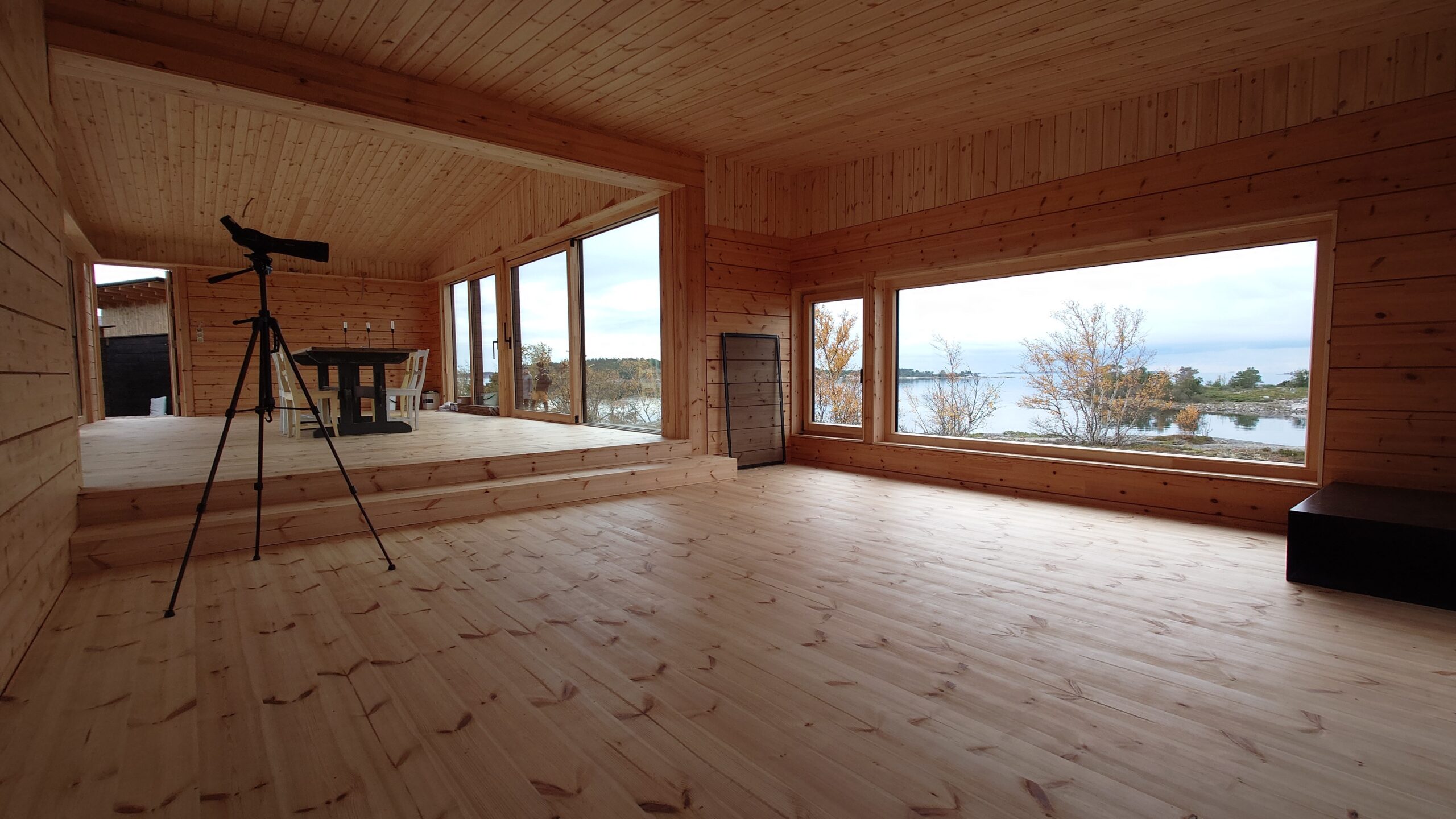 Aasta Tehasemaja 2025 konkursi “Parima masintöödeldud palkmaja eripreemia" ja Raitwoodi "Parima puidukasutuse eripreemia” võitja Estonian Log Cabins OÜ Soome Turu saarestiku suvilakompleks. Hoone arhitekt: TOTO architects by Adrian Nordgård; Lundhagem architects by Kristine Strøm-Gundersen. Foto: Tõnis Kärema