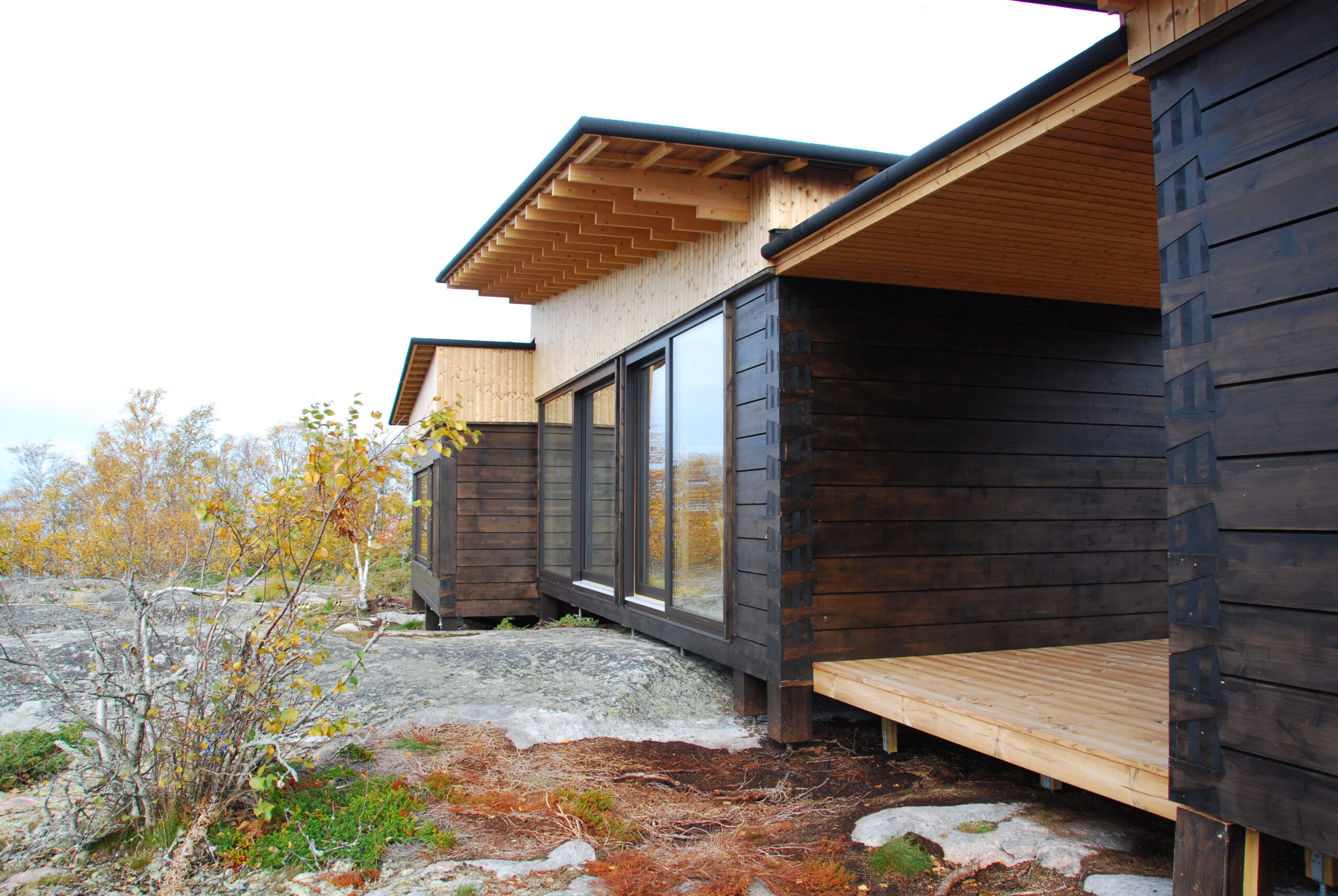 Aasta Tehasemaja 2025 konkursi “Parima masintöödeldud palkmaja eripreemia" ja "Parima puidukasutuse eripreemia” võitja Estonian Log Cabins OÜ Soome Turu saarestiku suvilakompleks. Hoone arhitekt: TOTO architects by Adrian Nordgård; Lundhagem architects by Kristine Strøm-Gundersen. Foto: Tõnis Kärema