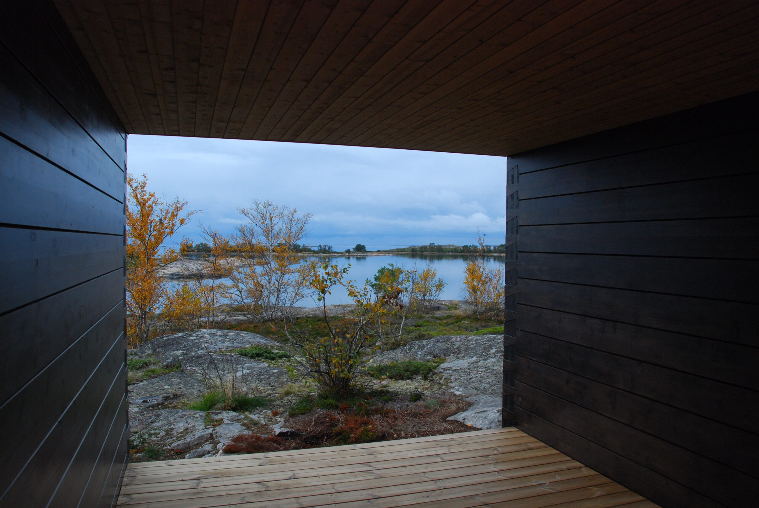 Aasta Tehasemaja 2025 konkursi “Parima masintöödeldud palkmaja eripreemia" ja "Parima puidukasutuse eripreemia” võitja Estonian Log Cabins OÜ Soome Turu saarestiku suvilakompleks. Hoone arhitekt: TOTO architects by Adrian Nordgård; Lundhagem architects by Kristine Strøm-Gundersen. Foto: Tõnis Kärema