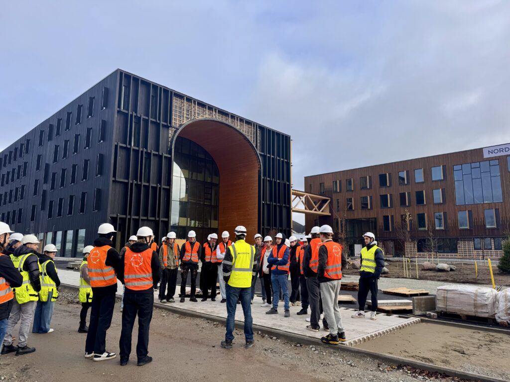 Puitehituse akadeemia vaatluspraktika Loodusmajas. Foto: Puitmajaliit