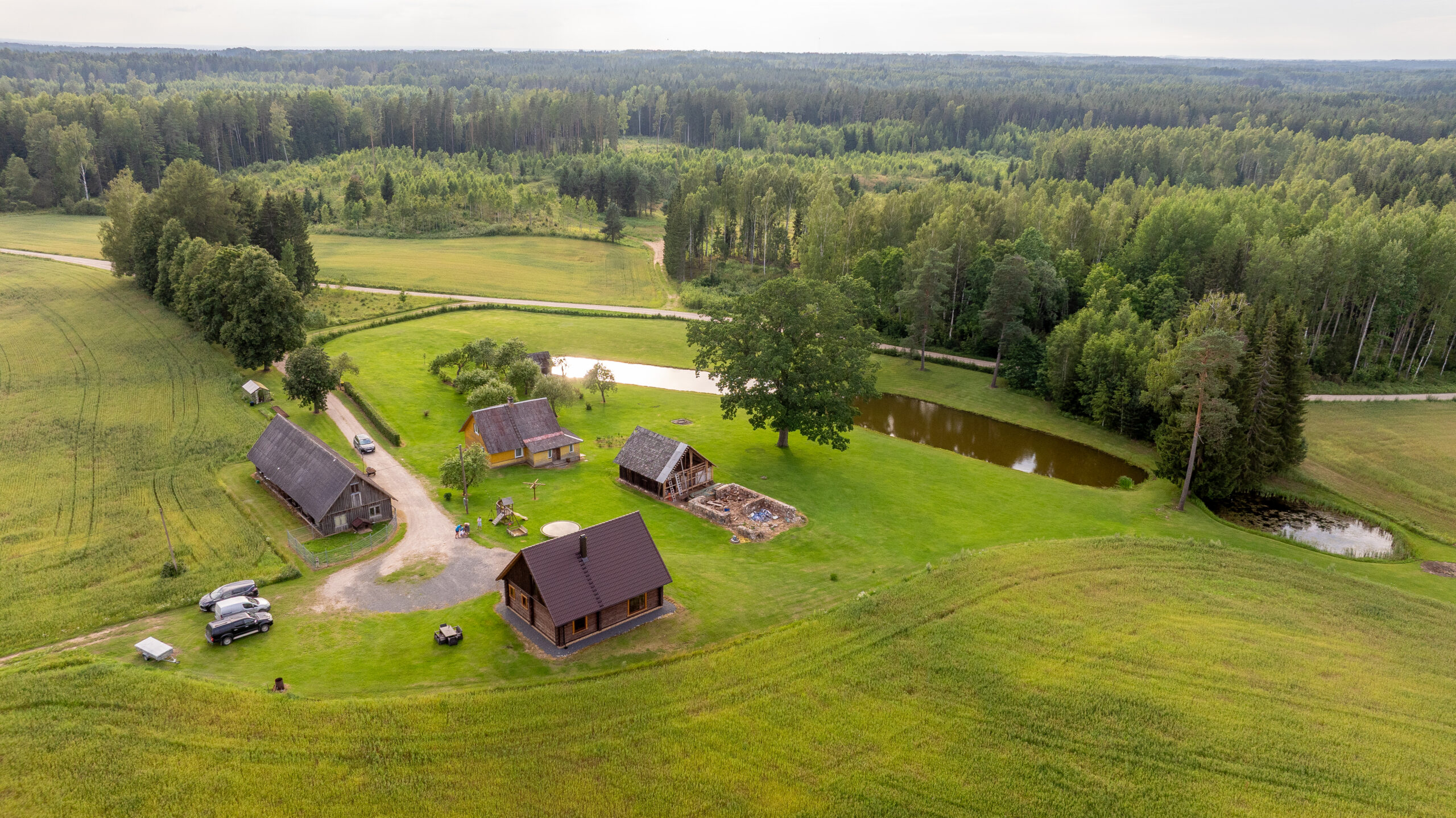 Aasta Tehasemaja 2025 - parim käsitöö palkmaja eripreemia Vipson Projekt OÜ käsitöö palkelamu Võrumaal. Arhitekt: Ragnar Palm. Foto: Aigar Nagel