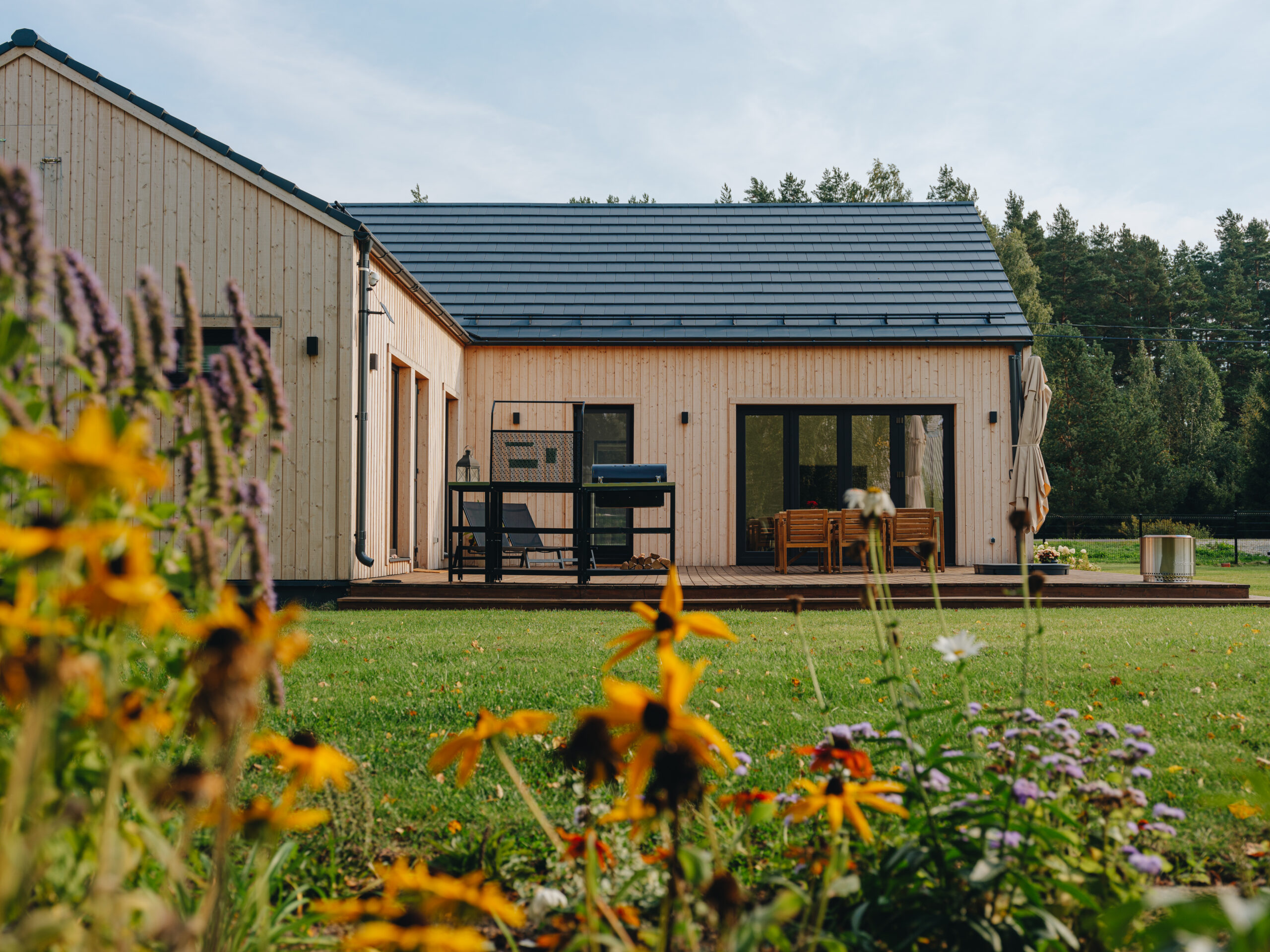 Aasta Tehasemaja 2025 - ITW Constructions’i Paslode eripreemia Soome Maja OÜ elementmaja Salmistus. Arhitekt: Kai Kuusik. Foto: Tõnu Tunnel