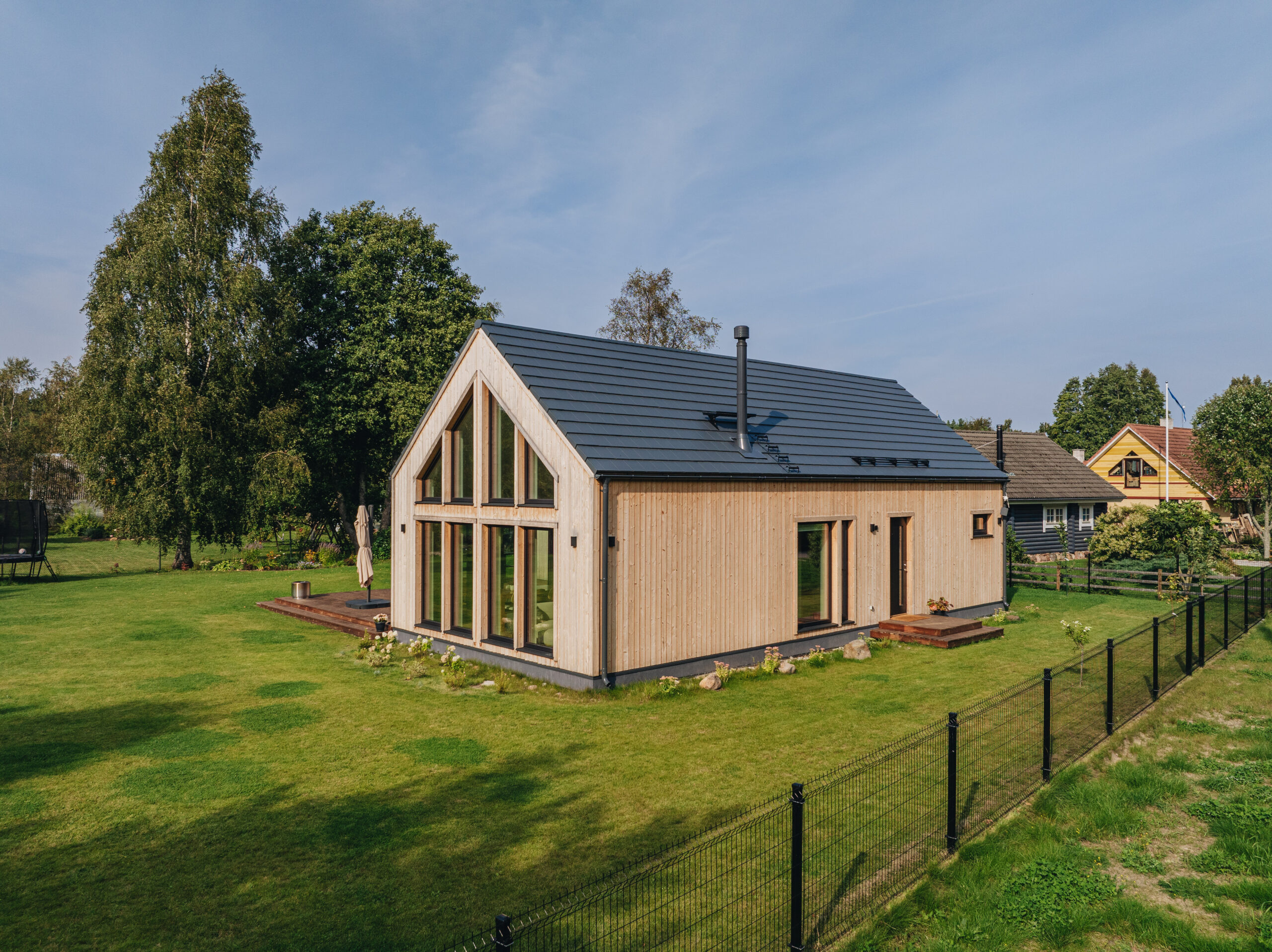 Aasta Tehasemaja 2025 - ITW Constructions’i Paslode eripreemia Soome Maja OÜ elementmaja Salmistus. Arhitekt: Kai Kuusik. Foto: Tõnu Tunnel