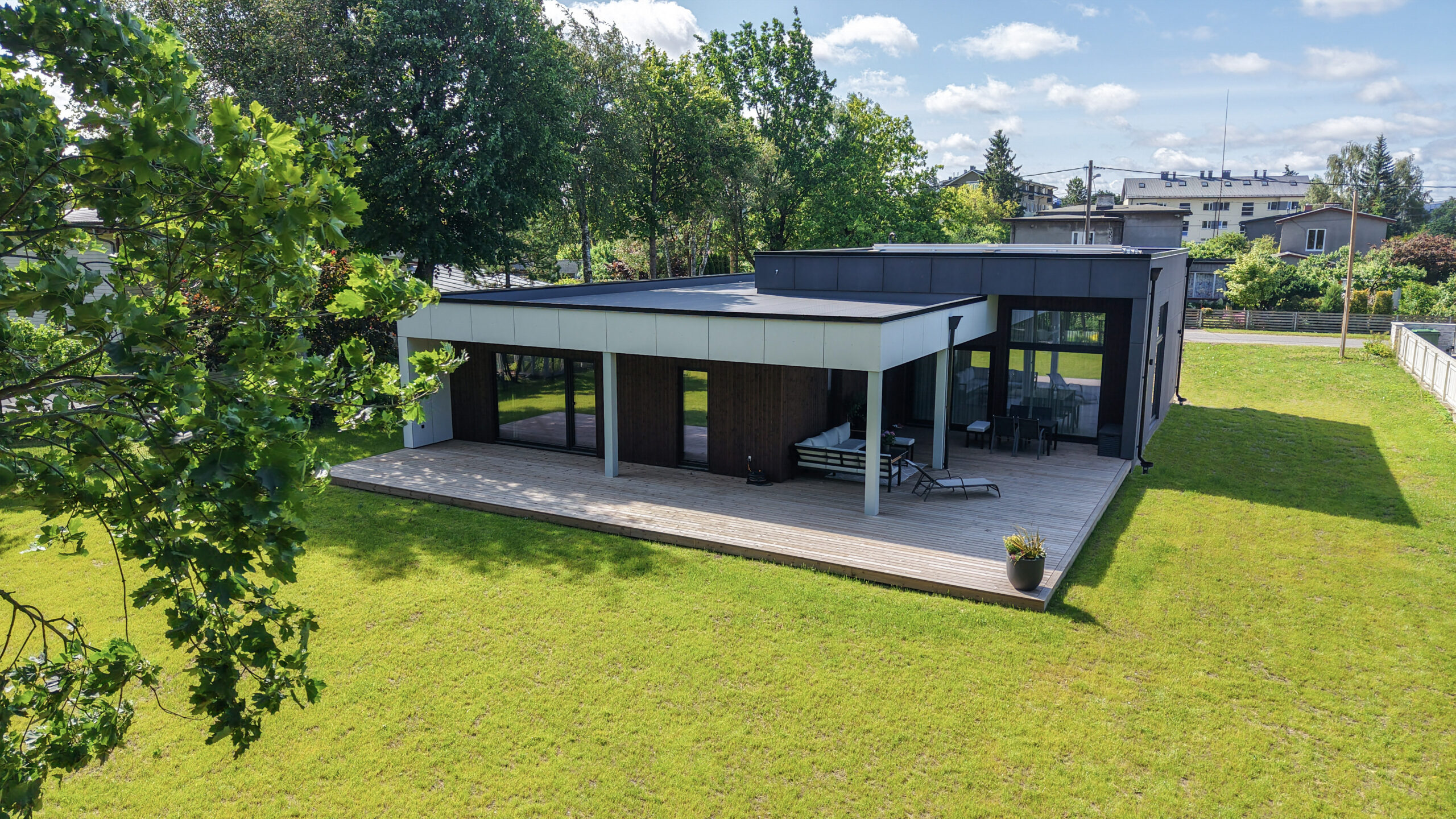 Timbeco Woodhouse OÜ eramu Saues. Arhitektuur: Tempt Arhitektid, Mihkel Urmet, Daria Kizimova, Kristina Ivakhnenkova. Foto: Timbeco Woodhouse OÜ