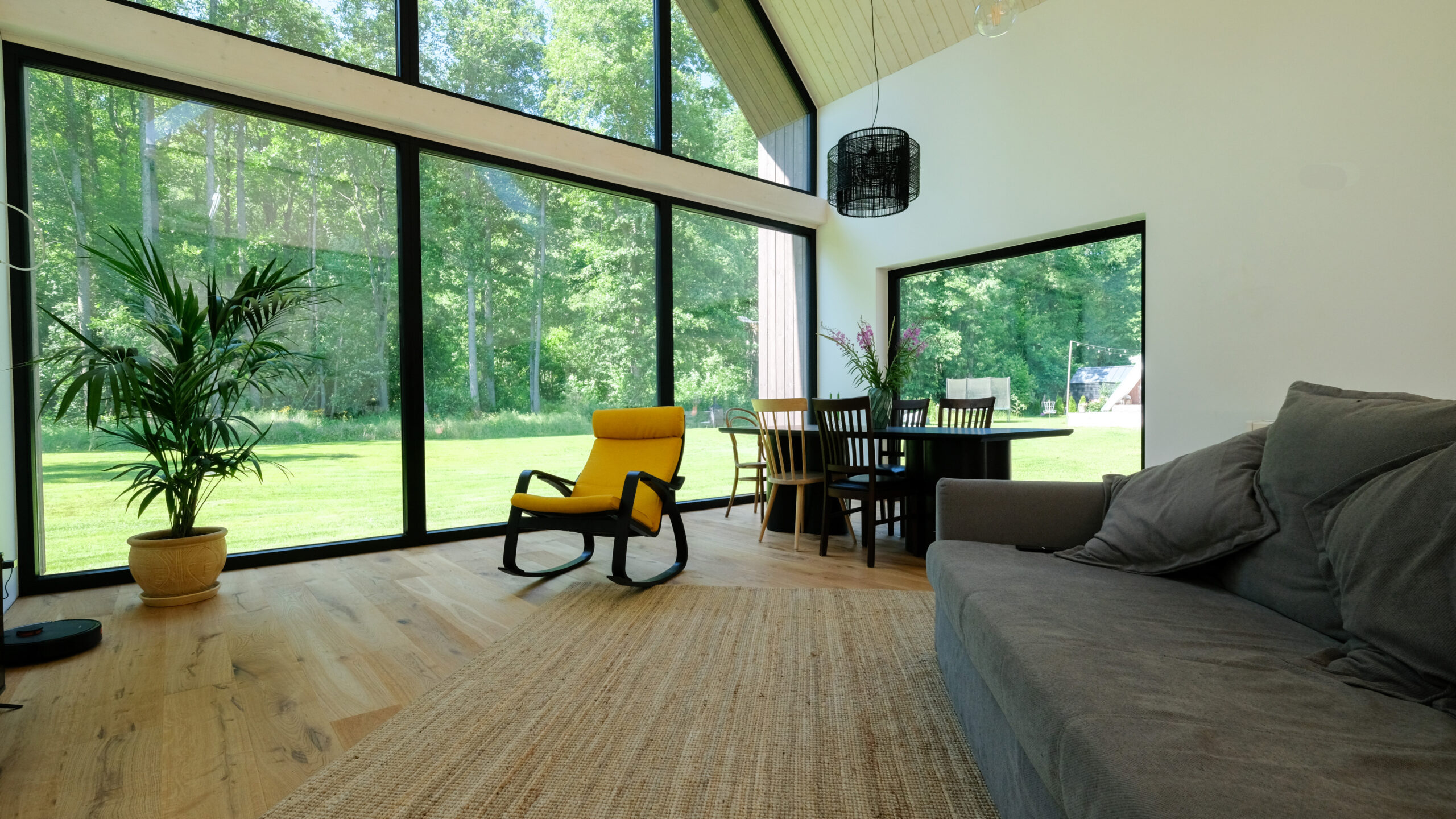 Aasta Tehasemaja 2025 - Monier parima kivikatuse eripreemia, Kyocera Fastening Solutions Estonia eripreemia ja VELUXi parima valguslahenduse eripreemia: Timbeco Woodhouse OÜ eramu Merikülas. Arhitektuur: Tempt Arhitektid, Mihkel Urmet, Daria Kizimova, Kristina Ivakhnenkova. Foto: Timbeco Woodhouse OÜ