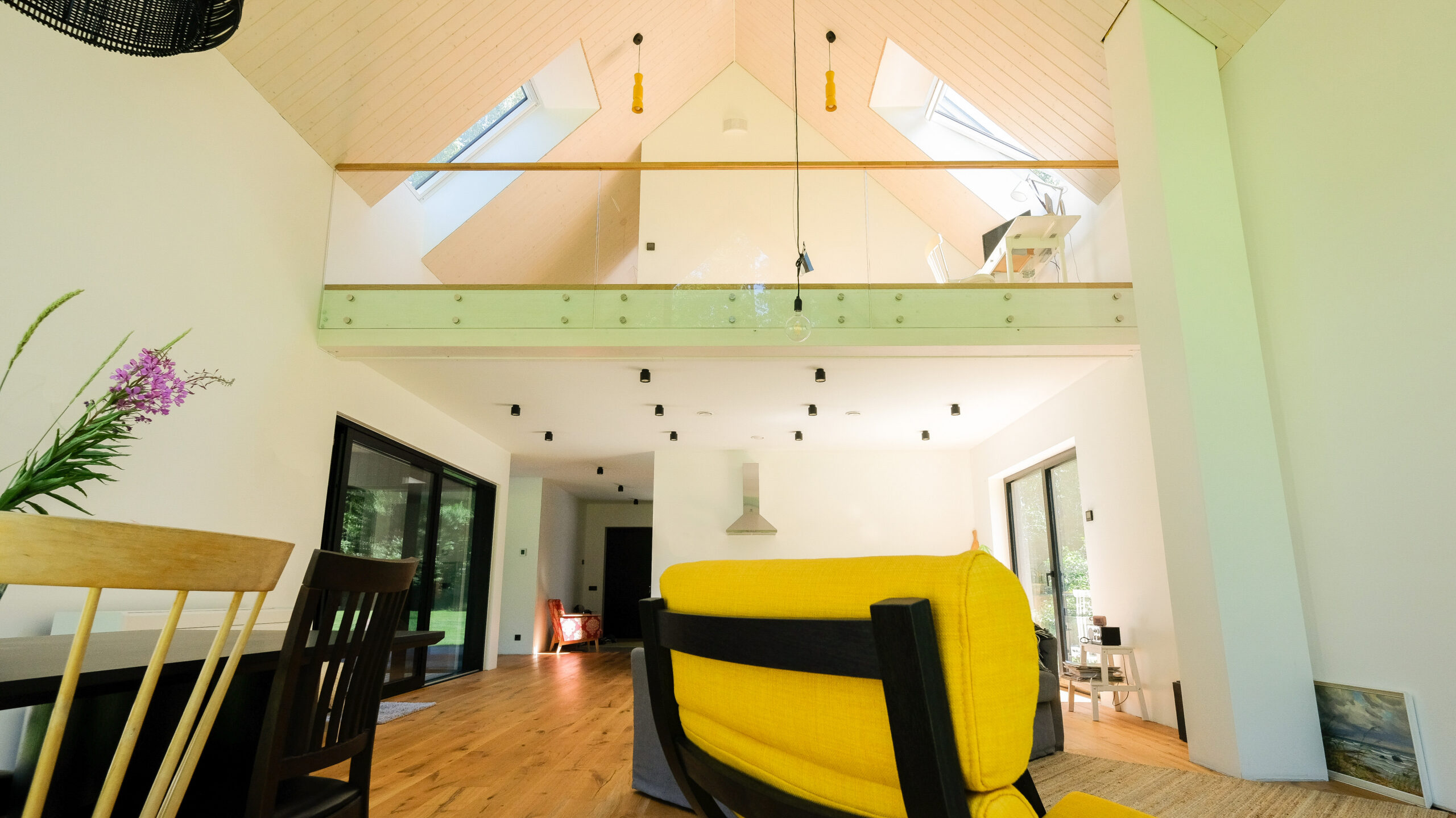 Aasta Tehasemaja 2025 - Monier parima kivikatuse eripreemia, Kyocera Fastening Solutions Estonia eripreemia ja VELUXi parima valguslahenduse eripreemia: Timbeco Woodhouse OÜ eramu Merikülas. Arhitektuur: Tempt Arhitektid, Mihkel Urmet, Daria Kizimova, Kristina Ivakhnenkova. Foto: Timbeco Woodhouse OÜ