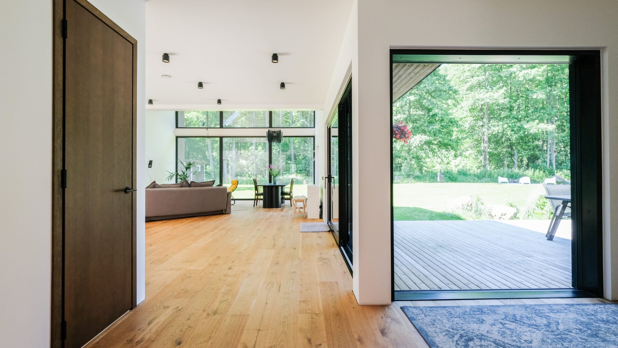 Aasta Tehasemaja 2025 - Monier parima kivikatuse eripreemia, Kyocera Fastening Solutions Estonia eripreemia ja VELUXi parima valguslahenduse eripreemia: Timbeco Woodhouse OÜ eramu Merikülas. Arhitektuur: Tempt Arhitektid, Mihkel Urmet, Daria Kizimova, Kristina Ivakhnenkova. Foto: Timbeco Woodhouse OÜ