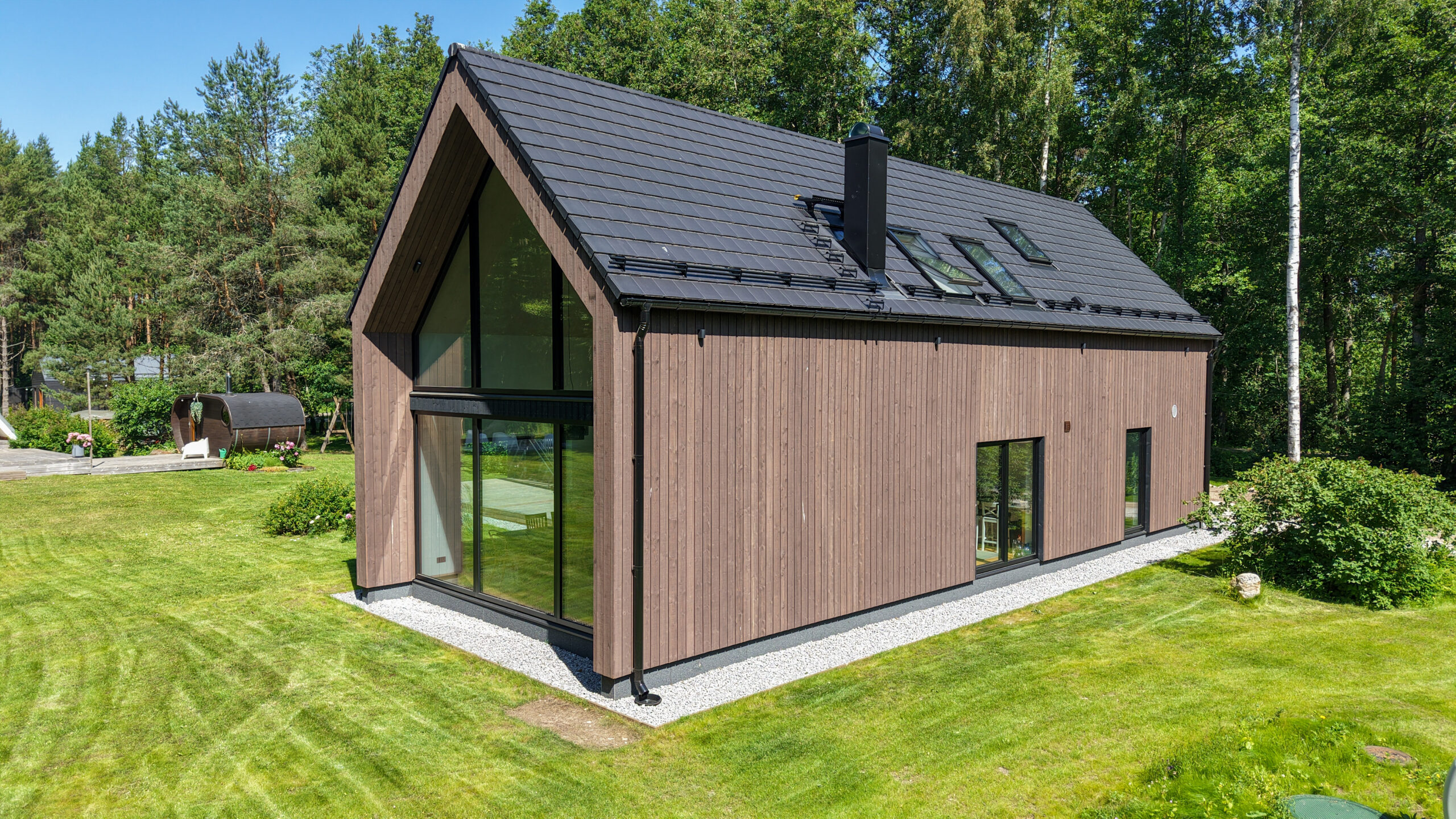 Aasta Tehasemaja 2025 - Monier parima kivikatuse eripreemia, Kyocera Fastening Solutions Estonia eripreemia ja VELUXi parima valguslahenduse eripreemia: Timbeco Woodhouse OÜ eramu Merikülas. Arhitektuur: Tempt Arhitektid, Mihkel Urmet, Daria Kizimova, Kristina Ivakhnenkova. Foto: Timbeco Woodhouse OÜ