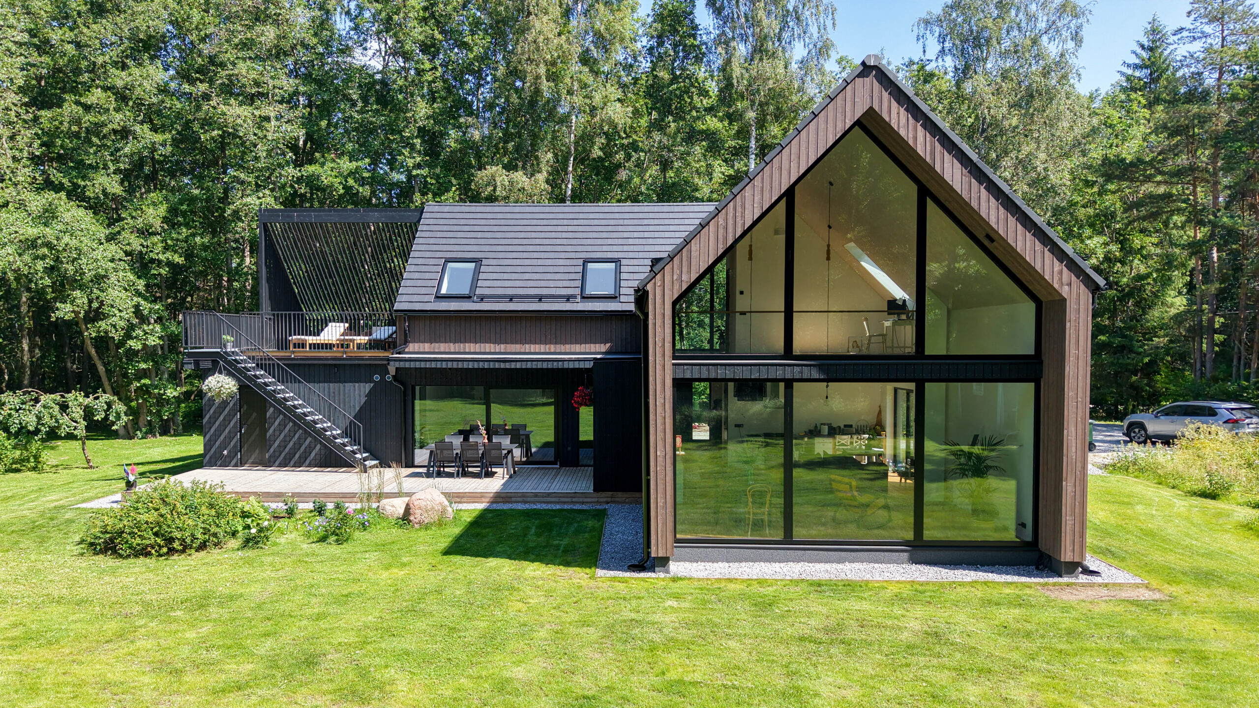 Aasta Tehasemaja 2025 - Monier parima kivikatuse eripreemia, Kyocera Fastening Solutions Estonia eripreemia ja VELUXi parima valguslahenduse eripreemia: Timbeco Woodhouse OÜ eramu Merikülas. Arhitektuur: Tempt Arhitektid, Mihkel Urmet, Daria Kizimova, Kristina Ivakhnenkova. Foto: Timbeco Woodhouse OÜ