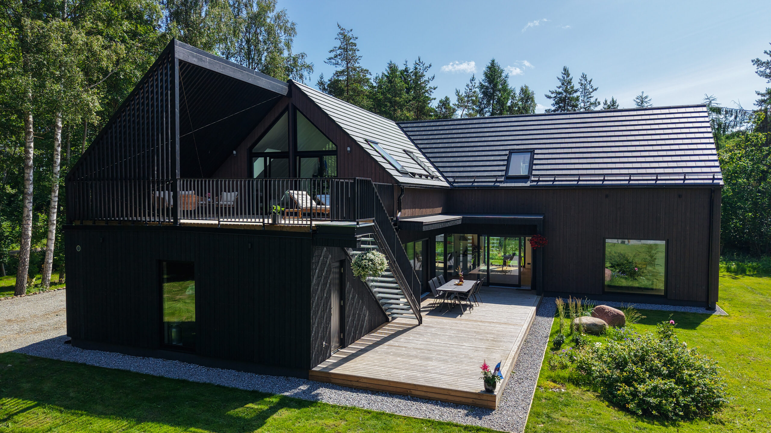 Aasta Tehasemaja 2025 - Monier parima kivikatuse eripreemia, Kyocera Fastening Solutions Estonia eripreemia ja VELUXi parima valguslahenduse eripreemia: Timbeco Woodhouse OÜ eramu Merikülas. Arhitektuur: Tempt Arhitektid, Mihkel Urmet, Daria Kizimova, Kristina Ivakhnenkova. Foto: Timbeco Woodhouse OÜ