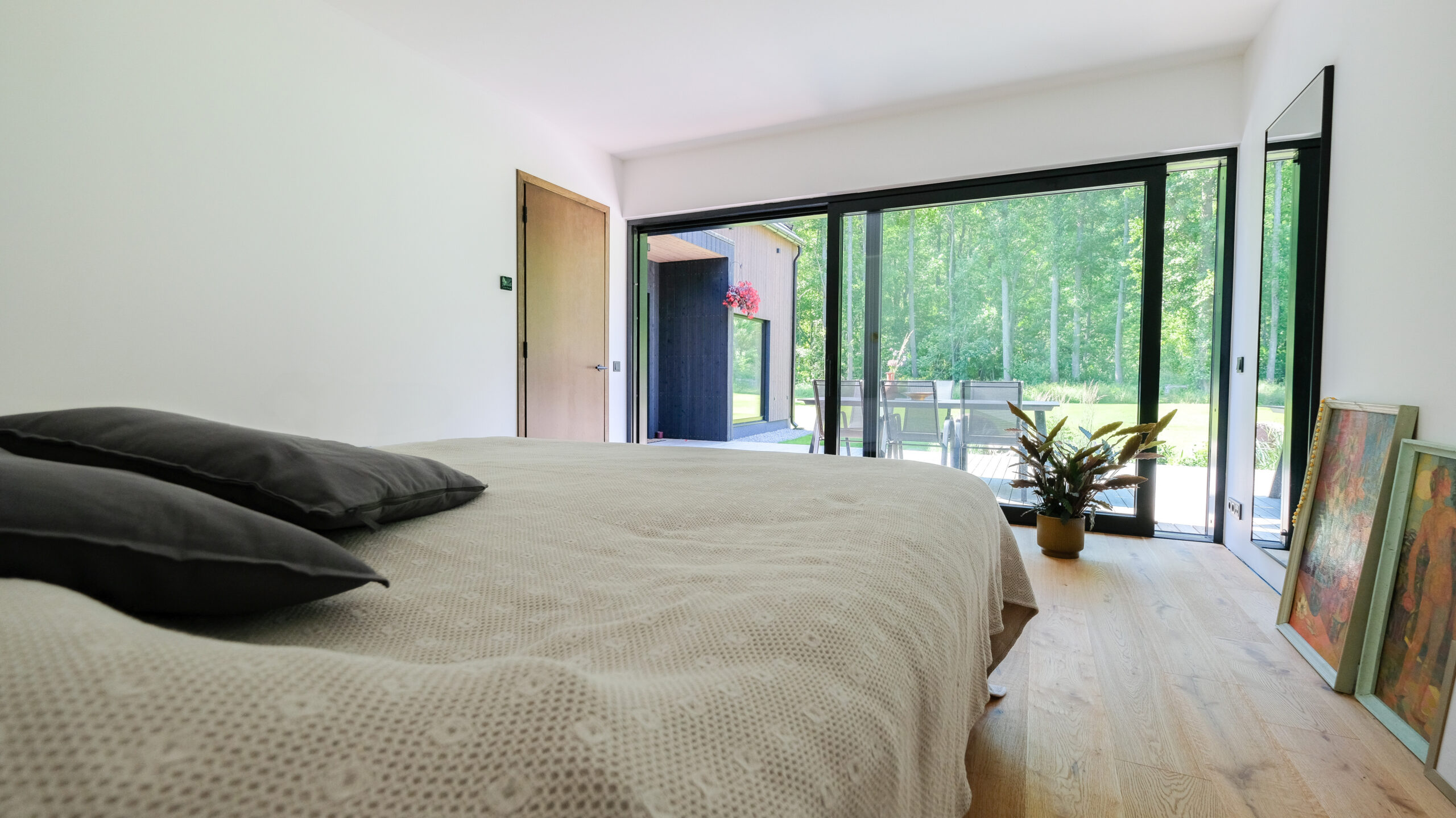 Aasta Tehasemaja 2025 - Monier parima kivikatuse eripreemia, Kyocera Fastening Solutions Estonia eripreemia ja VELUXi parima valguslahenduse eripreemia: Timbeco Woodhouse OÜ eramu Merikülas. Arhitektuur: Tempt Arhitektid, Mihkel Urmet, Daria Kizimova, Kristina Ivakhnenkova. Foto: Timbeco Woodhouse OÜ