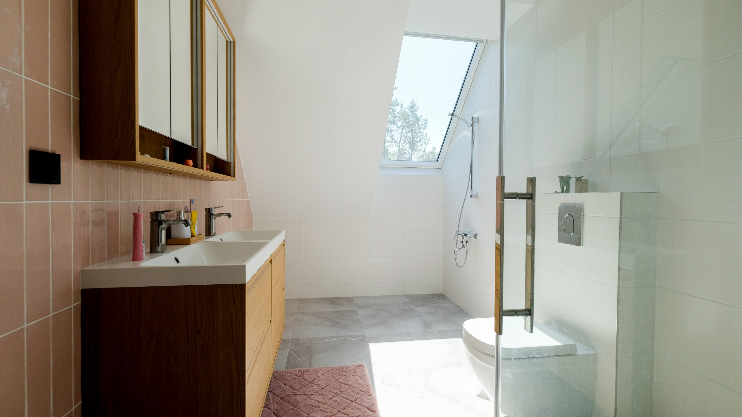 Aasta Tehasemaja 2025 - Monier parima kivikatuse eripreemia, Kyocera Fastening Solutions Estonia eripreemia ja VELUXi parima valguslahenduse eripreemia: Timbeco Woodhouse OÜ eramu Merikülas. Arhitektuur: Tempt Arhitektid, Mihkel Urmet, Daria Kizimova, Kristina Ivakhnenkova. Foto: Timbeco Woodhouse OÜ